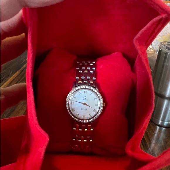 TheOMEGADeVillePrestigeclassic
features a two-tone mother-of-pearl Diamond bezel - Picture 7 of 11